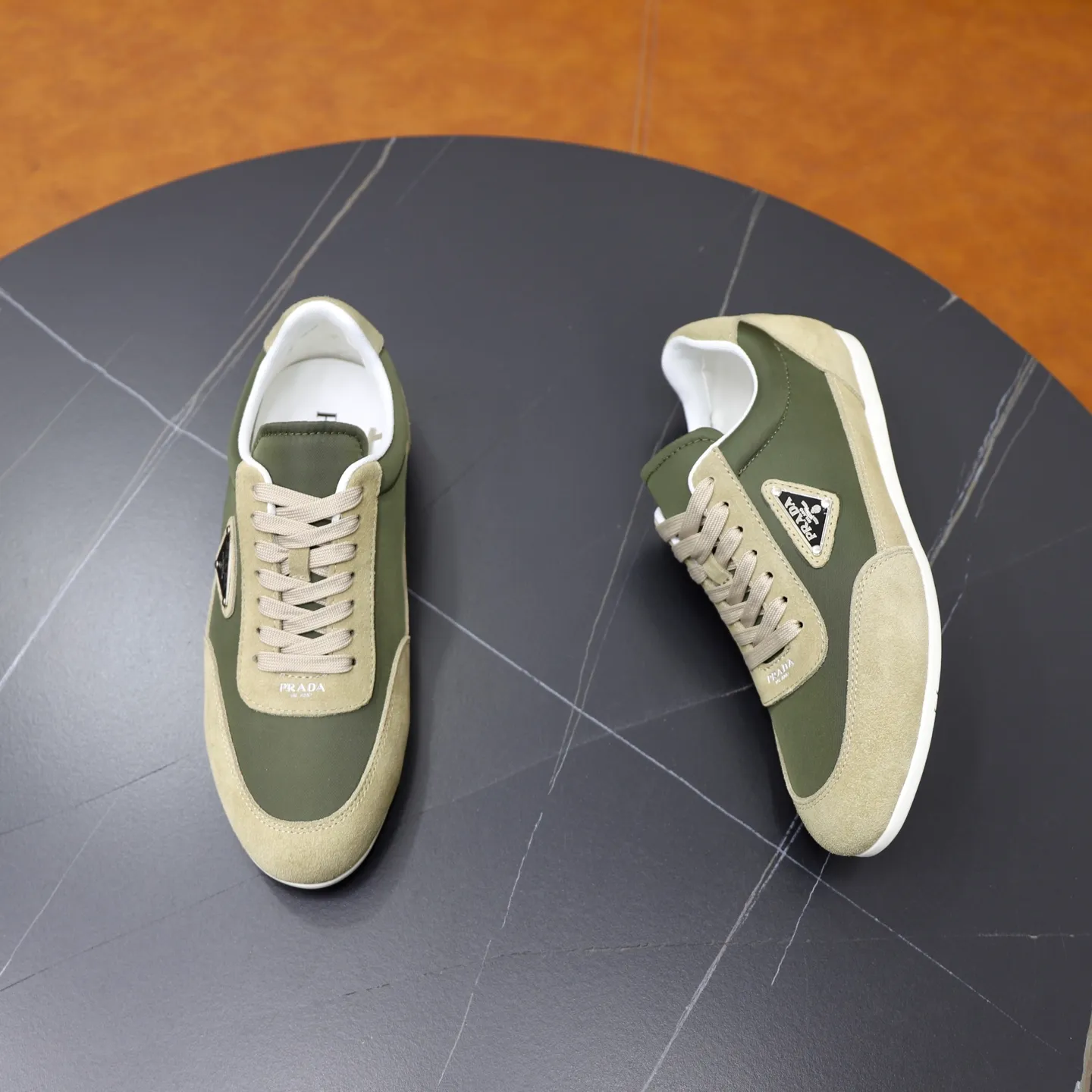 Men's shoes: 440💰🙅‍♂️🙅‍♂️🙅‍♂️ Brand: PRADA Standard code: 38–44 (45 can be customized) Level: Same as the official website Material: Original fabric Comfortable and breathable lining Lightweight and wear-resistant outsole Style category: Men's fashionable casual shoes and boots Running sneakers Distinguished luxury brand elements Top luxury Color: actual picture color